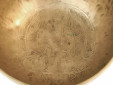Tibetische Gravur Klangschale 1140 Gr. Jahreston OM - Buddha "Amoghasiddhi"